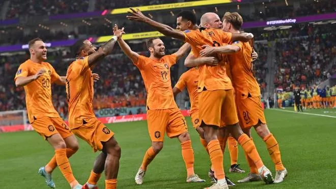 epa10318667 Cody Gakpo (C) of the Netherlands celebrates with teammates after scoring the opening goal during the FIFA World Cup 2022 group A soccer match between Senegal and the Netherlands at Al Thumama Stadium in Doha, Qatar, 21 November 2022.  EPA/Noushad Thekkayil