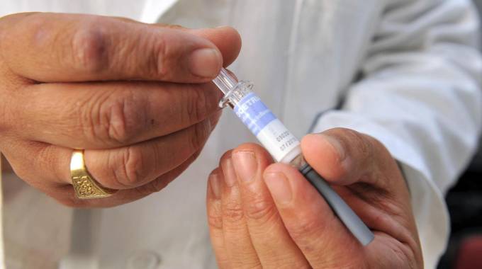 Un medico prepara una siringa con il vaccino contro il virus dell’influenza (Foto d'archivio Ansa)