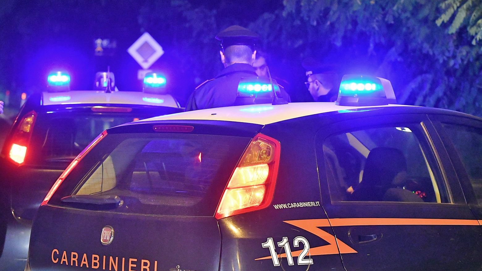 La violenta lite è avvenuta vicino alla caserma dei carabinieri