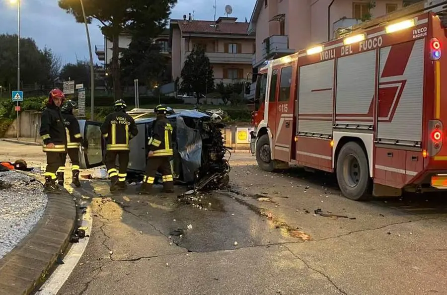 Civitanova, auto si schianta contro un palo: ferita giovane