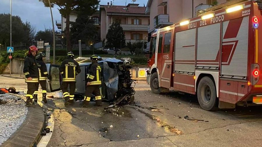 Civitanova, auto si schianta contro un palo: ferita giovane