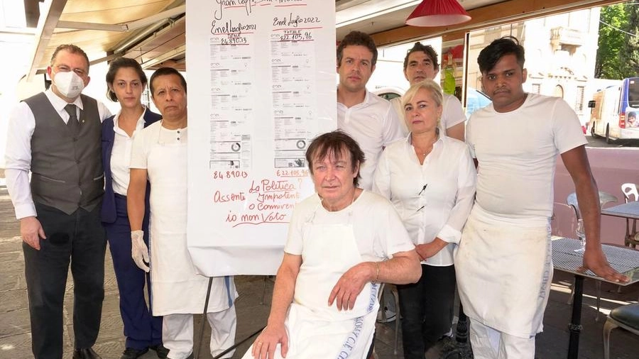 Il proprietario del caffè San Marco Gualserio Zamperini con lo staff (New Press Photo)