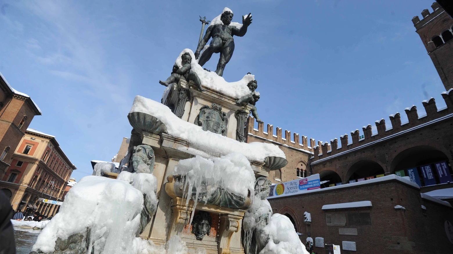 Bologna, la fontana del Nettuno sotto la neve (FotoSchicchi)