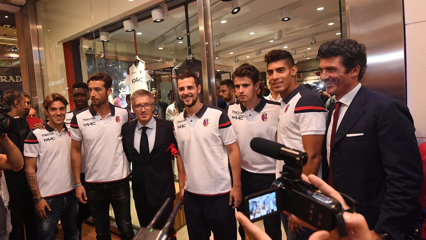 Galleria Cavour, i giocatori del Bologna all'inaugurazione del nuovo store (FotoSchicchi)