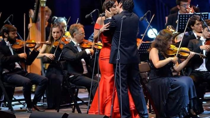 Il bacio tra il tenore rossiniano e il soprano libanese