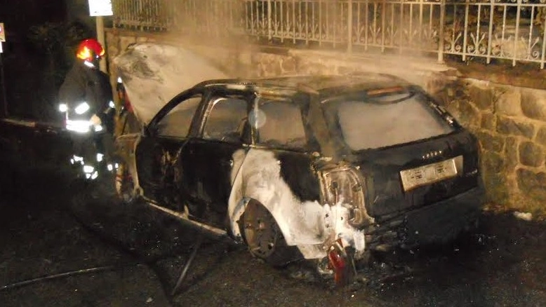 L’Audi distrutta dal rogo dello scorso dicembre. A febbraio fu poi distrutta la seconda auto dell’operaio