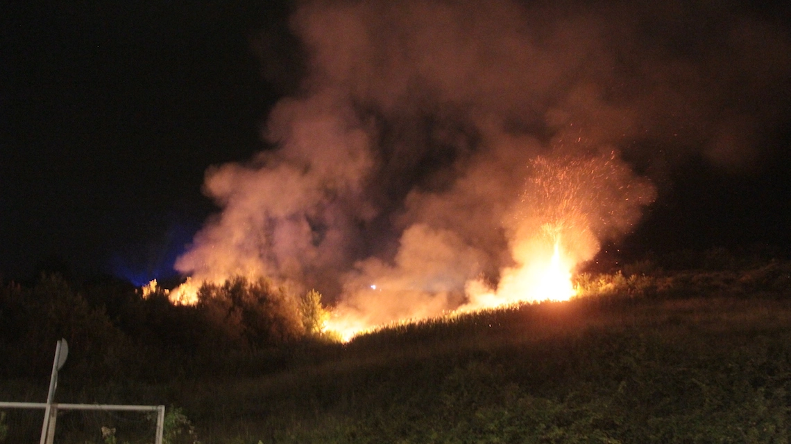 Ancona, vasto incendio a Posatora