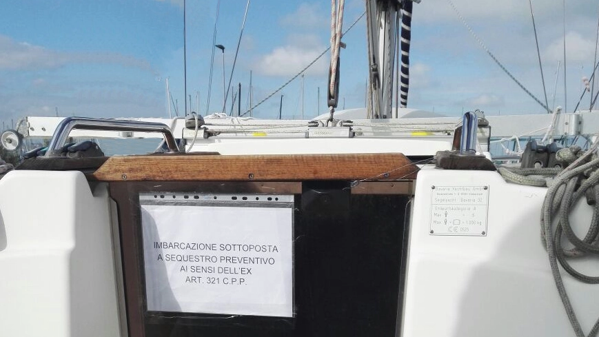 La notifica di sequestro sulla barca