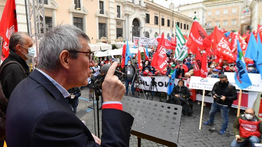Maurizio Landini a una manifestazione (Ansa)