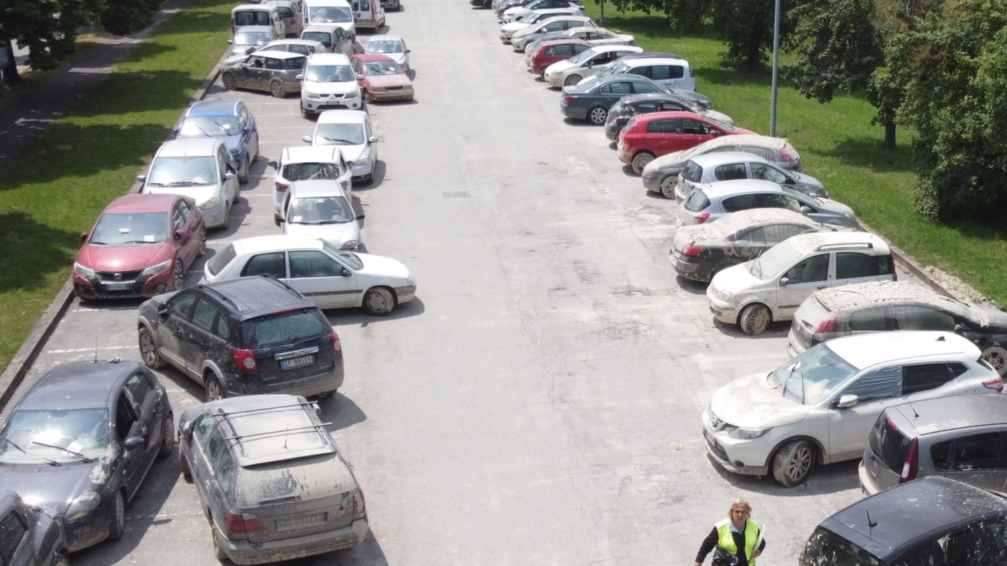 Come appariva il parcheggio dei veicoli alluvionate di fronte alla Fiera nel mese di maggio