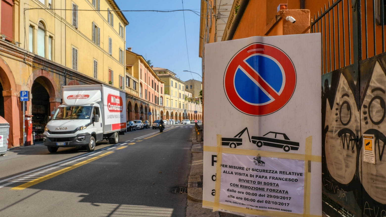 I cartelli di rimozione forzata apparsi in mezzo Bologna (foto Schicchi)