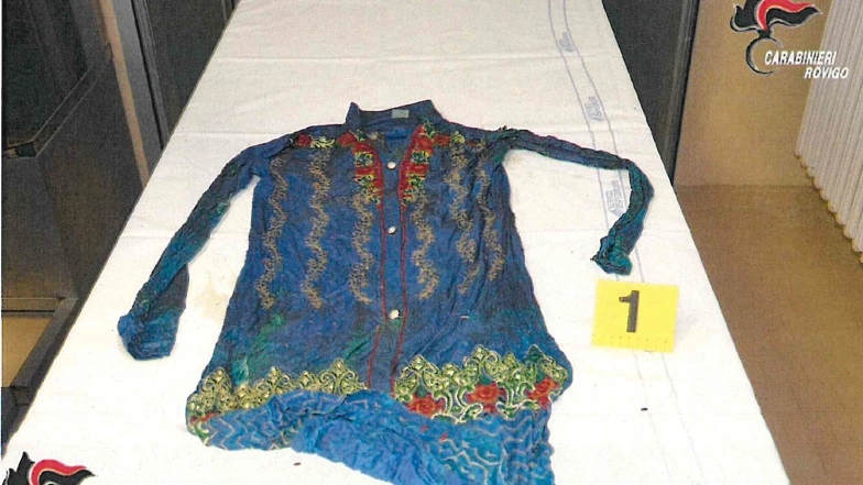 L'abito etnico trovato nel sacco col cadavere: chi lo riconosce chiami i carabinieri