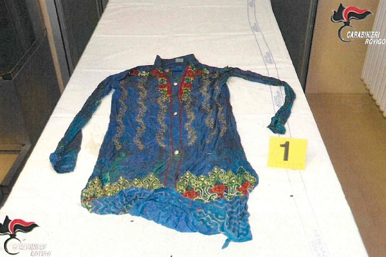L'abito etnico trovato nel sacco col cadavere: chi lo riconosce chiami i carabinieri