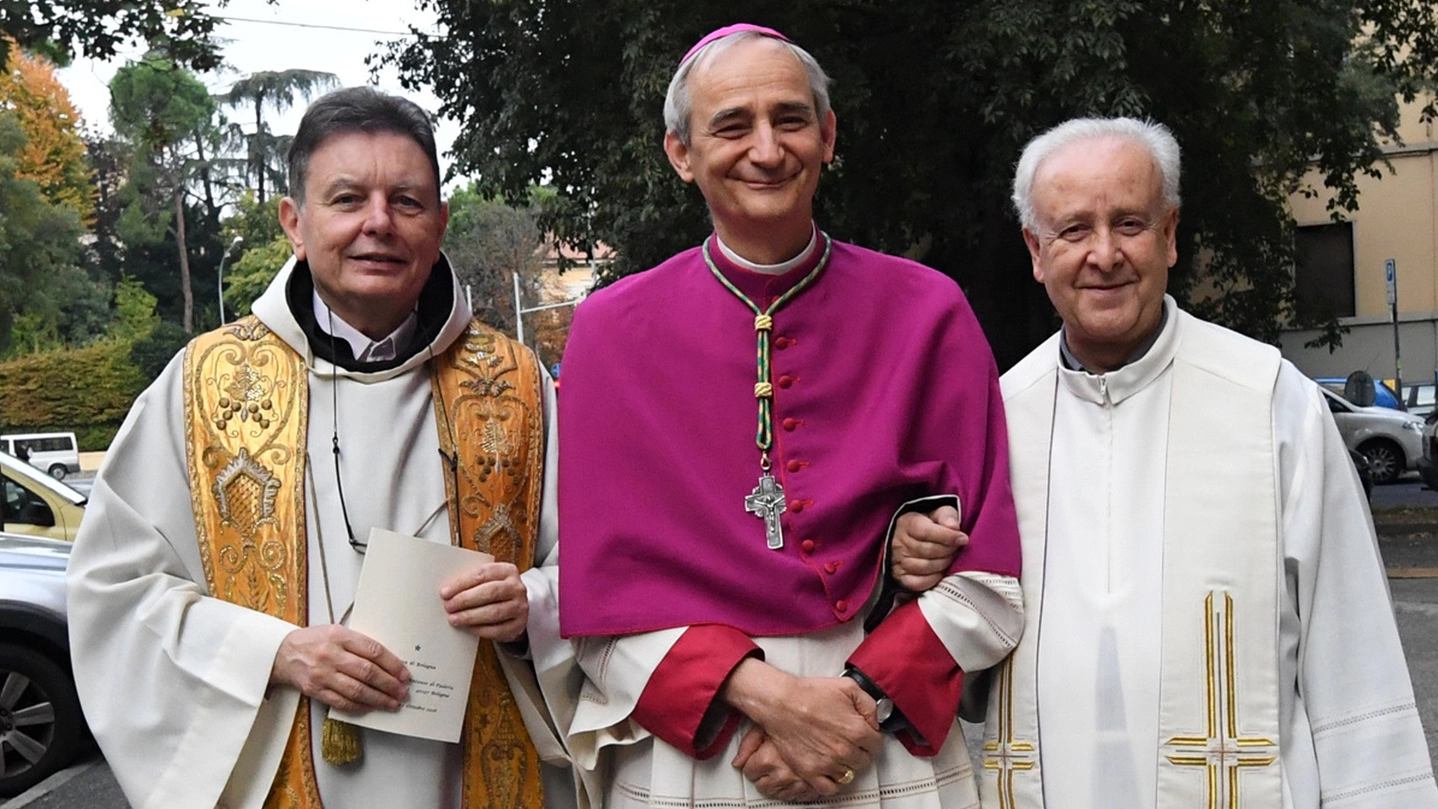 L’arcivescovo Matteo Zuppi tra padre Mauro Zella,  a sinistra, e padre Giovanni Di Maria, a destra (foto Schicchi)
