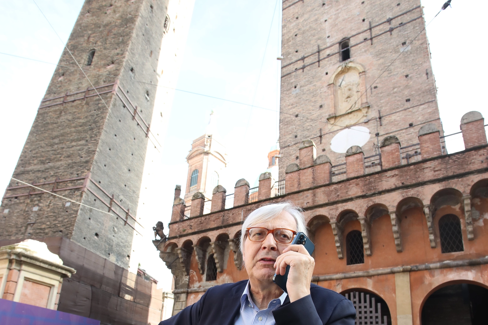 Vittorio Sgarbi sotto la Garisenda:  il sottosegretario alla Cultura ha proposto che l'intervento dello Stato per la torre sia innalzato a 10 milioni (foto Schicchi)