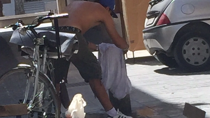 Un uomo  che sta usando  la fontana  per fare il bucato 