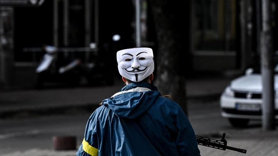 Un membro delle forze ucraine veste una maschera di Anonymous