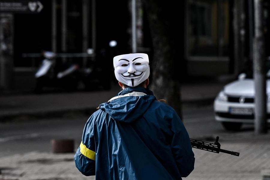 Un membro delle forze ucraine veste una maschera di Anonymous