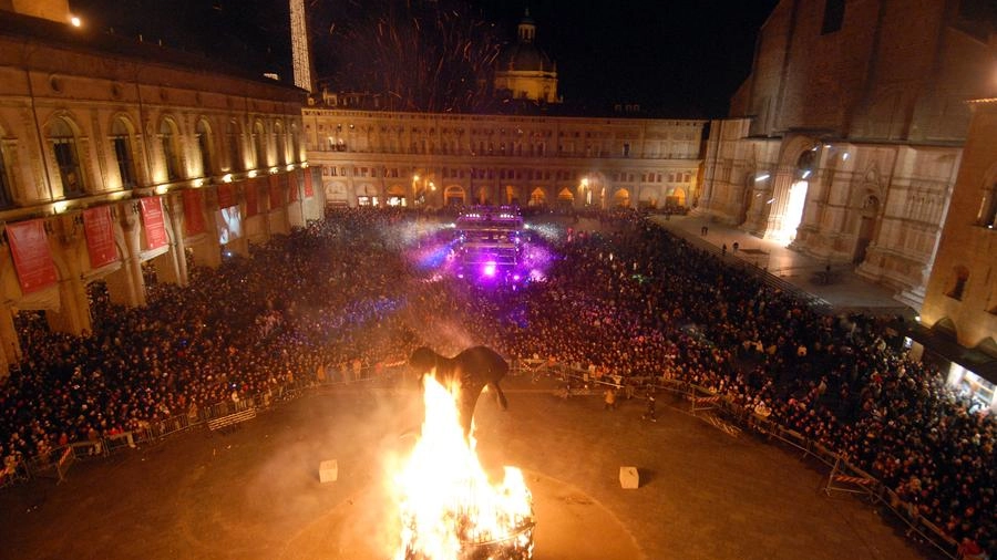 Capodanno in piazza Maggiore a Bologna: il rogo del Vecchione (foto d'archivio)