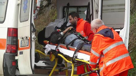 Gli operatori del 118 caricano un ferito sull’ambulanza (foto archivio)