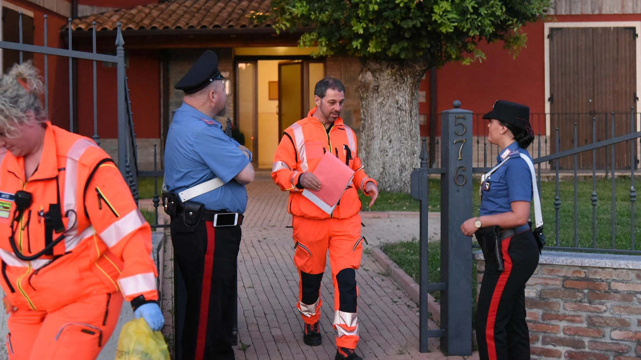 I carabinieri e i mezzi di soccorso davanti alla palazzina in via 24 Maggio (FotoFiocchi-Ferretti)