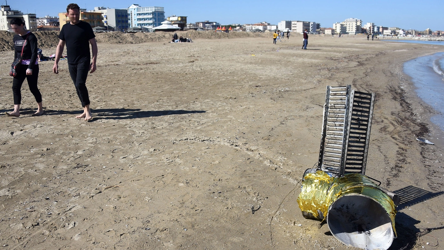 La burla, il finto satellite cinese sulla spiaggia di San Giuliano