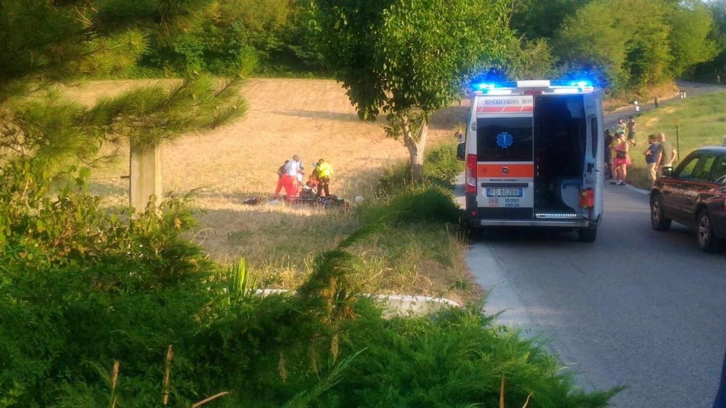 L’ambulanza mentre soccorre il giovane profugo (Foto Zeppilli) 