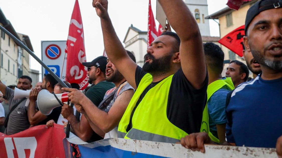 Scatta la mobilitazione. I sindacati proclamano quattro ore di sciopero: "Lunedì si fermi la città"