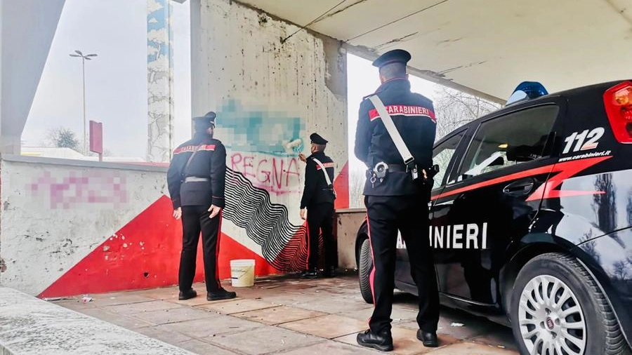 I carabinieri coprono il 'logo' che i ragazzi si erano intestati