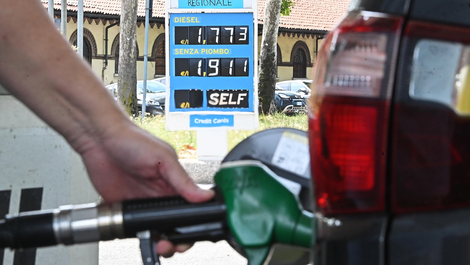 Controlli in città e provincia della Guardia di Finanza sulla nuova disposizione di esporre i prezzi medi dei carburanti