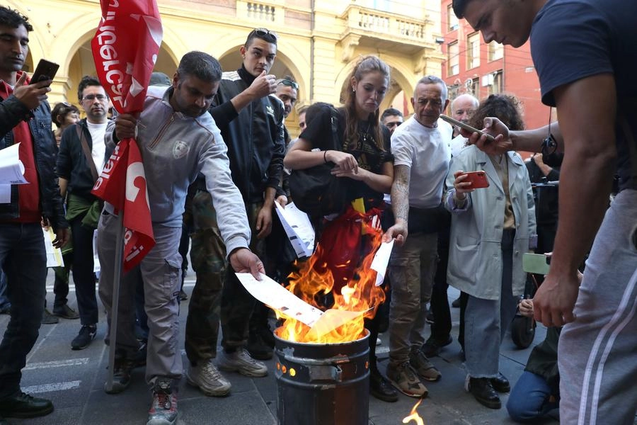 Caro energia Bologna, falò di protesta con le bollette (Fotoschicchi)