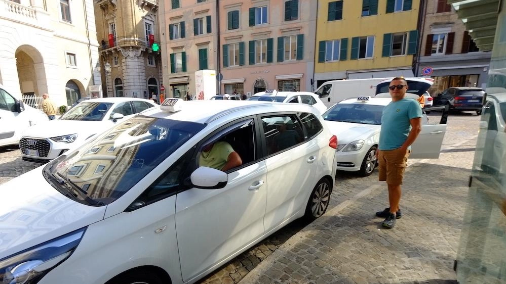 I taxi traslocano: partono in salita. Lavori in piazza della Repubblica: "No allo scalo Vittorio Emanuele"