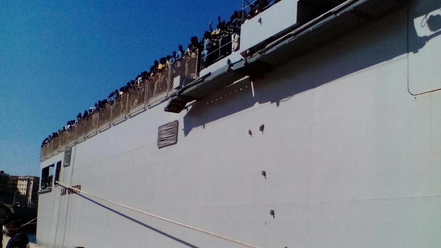 La nave San Giusto della Marina Militare italiana giunge nel porto di Reggio Calabria con a bordo 1.700 immigrati di varie nazionalità soccorsi nel Mar Mediterraneo (foto Ansa)