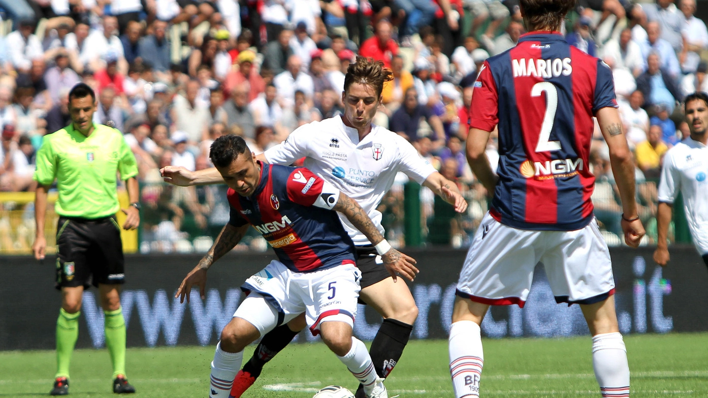 Un momento della partita fra Pro Vercelli e Bologna  (foto LaPresse)
