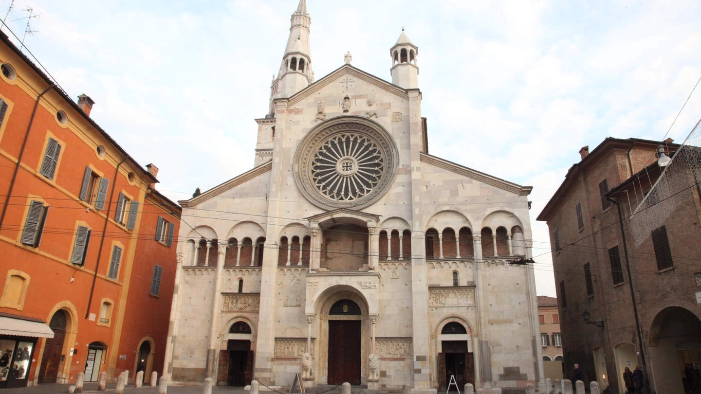La facciata del Duomo di Modena: è patrimonio dell’Umanità dell’Unesco con la Ghirlandina e piazza Grande