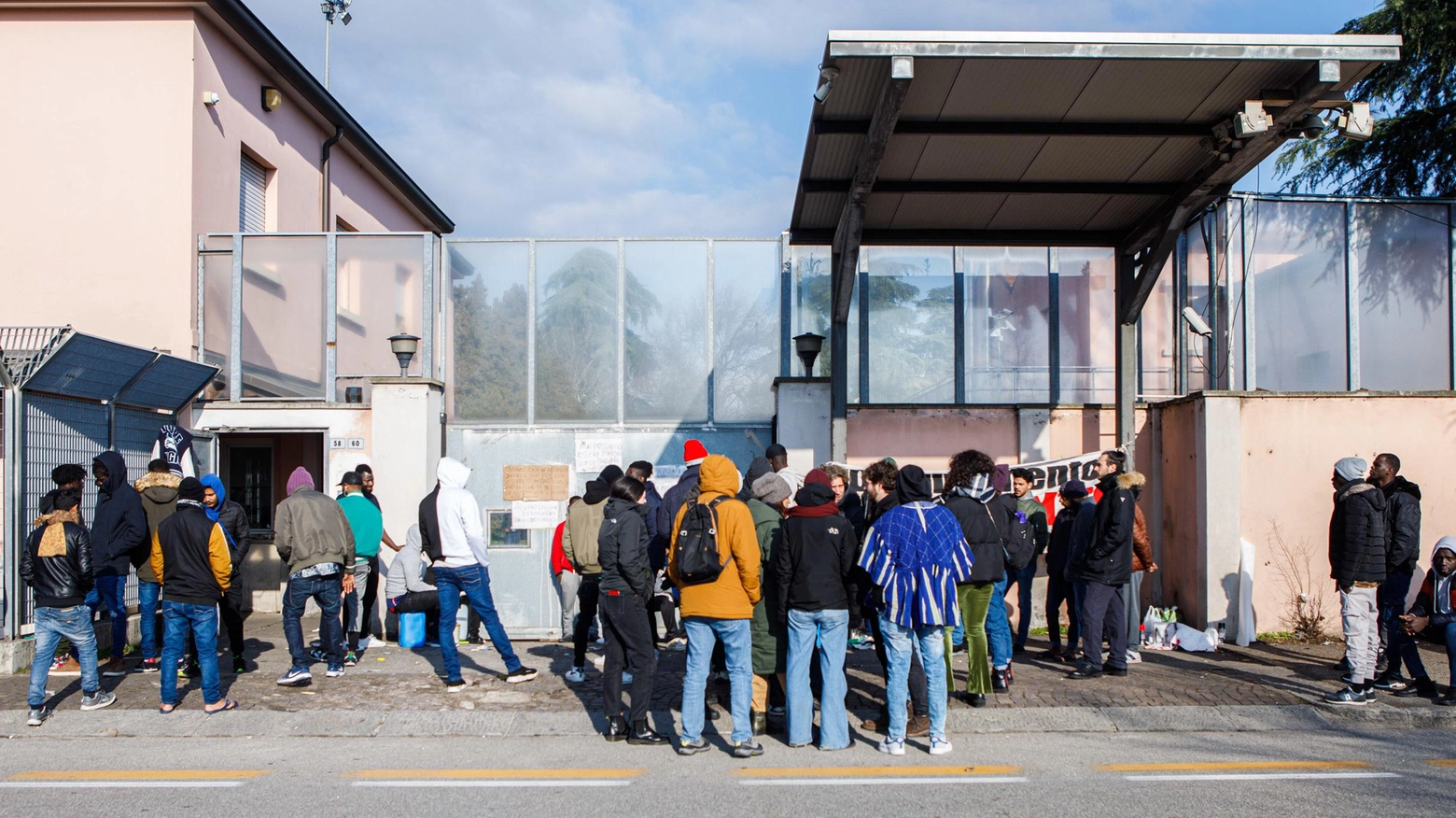 Migranti, arrivi triplicati in città  Riparte la macchina dell’accoglienza  "Ma c’è bisogno di nuove strutture"
