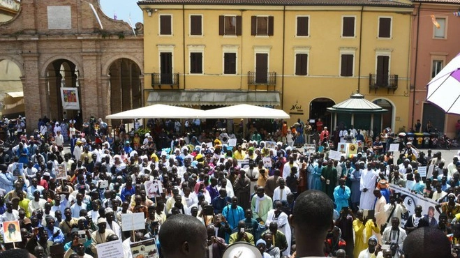 Un corteo per la pace di un migliaio di senegalesi a Rimini (foto d’archivio)