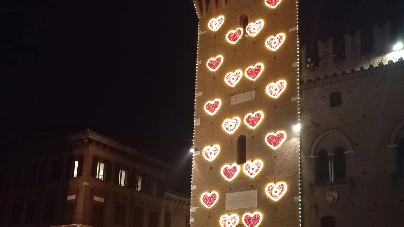 I cuori di San Valentino sulla torre della Vittoria a Ferrara
