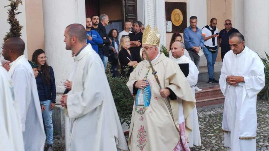 Il vescovo esce dalla chiesa