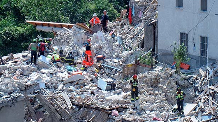 La casa distrutta dal terremoto, soccorritori in campo