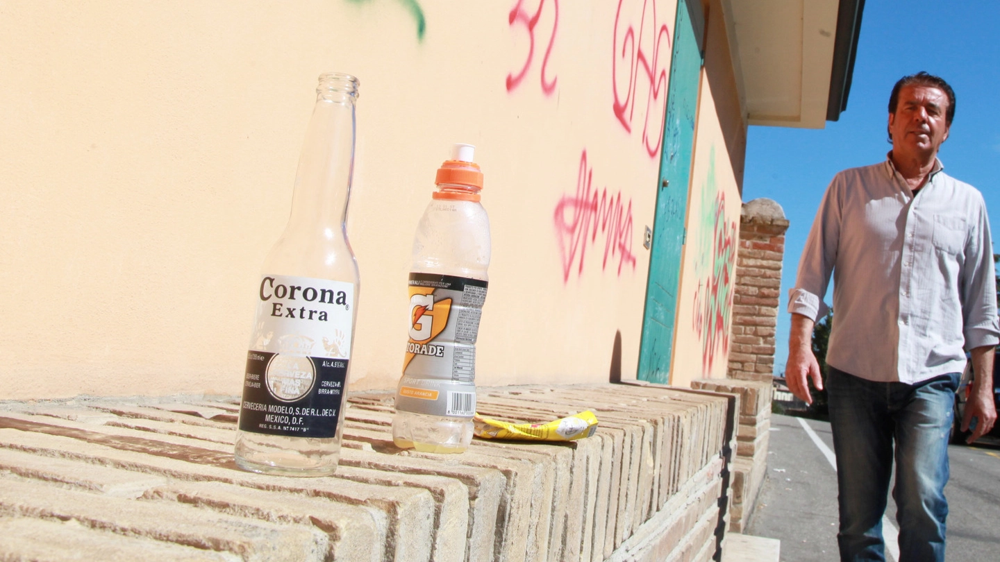 Bottiglie e sporcizia abbandonate in via Mura Giardino (foto di repertorio)