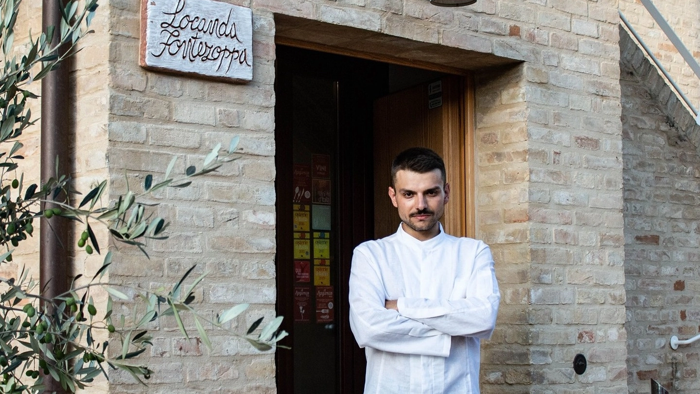 Lo chef 23enne Simone Scipioni, di Montecosaro, davanti alla Locanda Fontezoppa