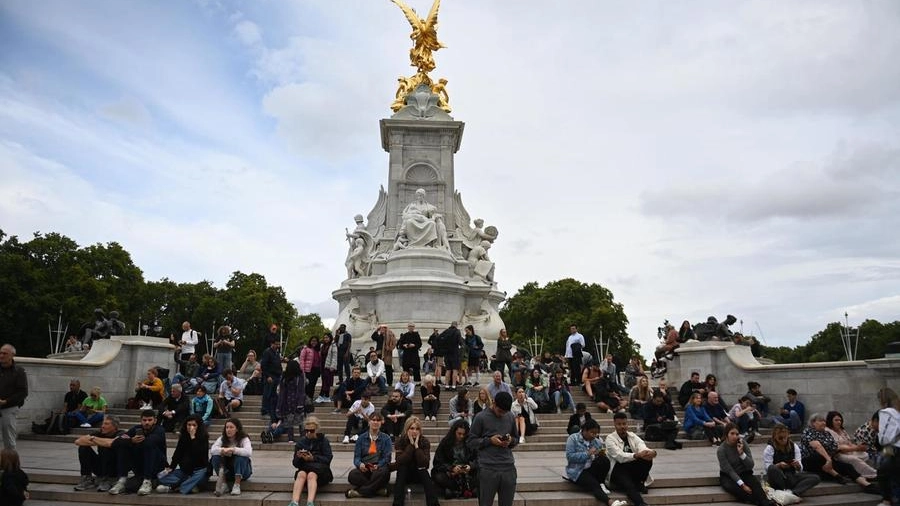 Molte persone si sono radunate di fronte a Buckingham Palace (Ansa)