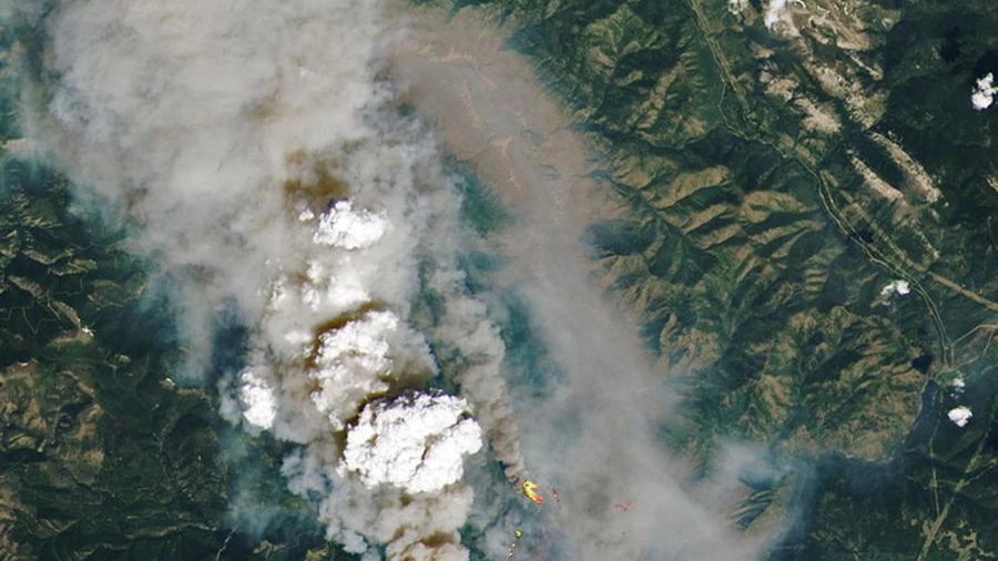 Un'immagine dal satellite della Nasa mostra gli incendi in Canada (Ansa)