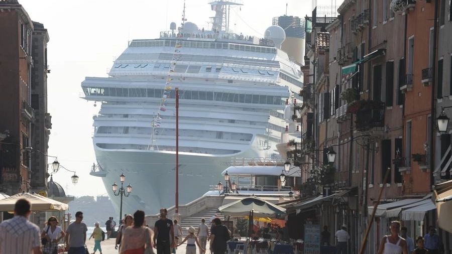 Venezia, Franceschini all'Unesco: "Grandi navi fuori dalla laguna"