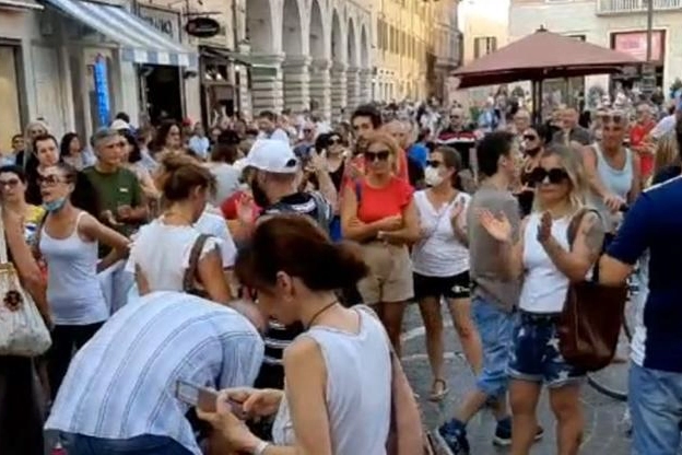 No green pass: manifestazione a Pesaro 31 luglio, in piazza del Popolo 