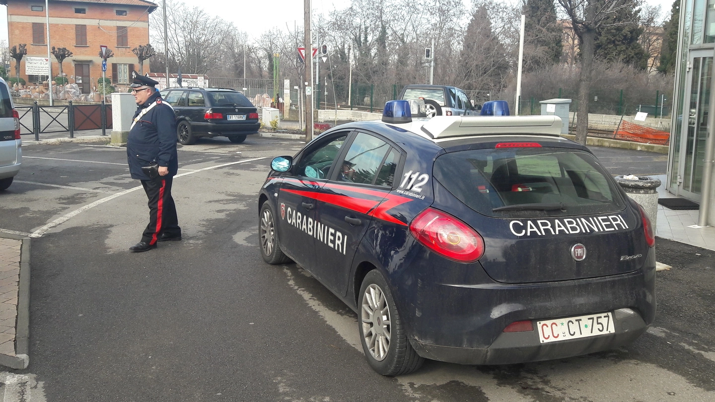 I carabinieri nel punto dell’accoltellamento avvenuto nella notte tra sabato e domenica scorsi a Scandiano