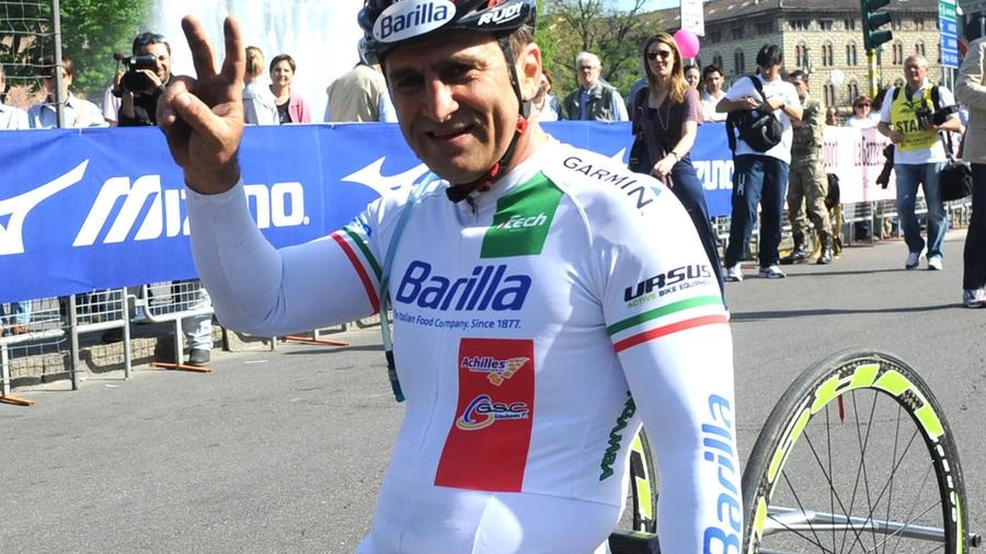 Alex Zanardi è nato a Bologna 55 anni fa, ex pilota, è campione paralimpico