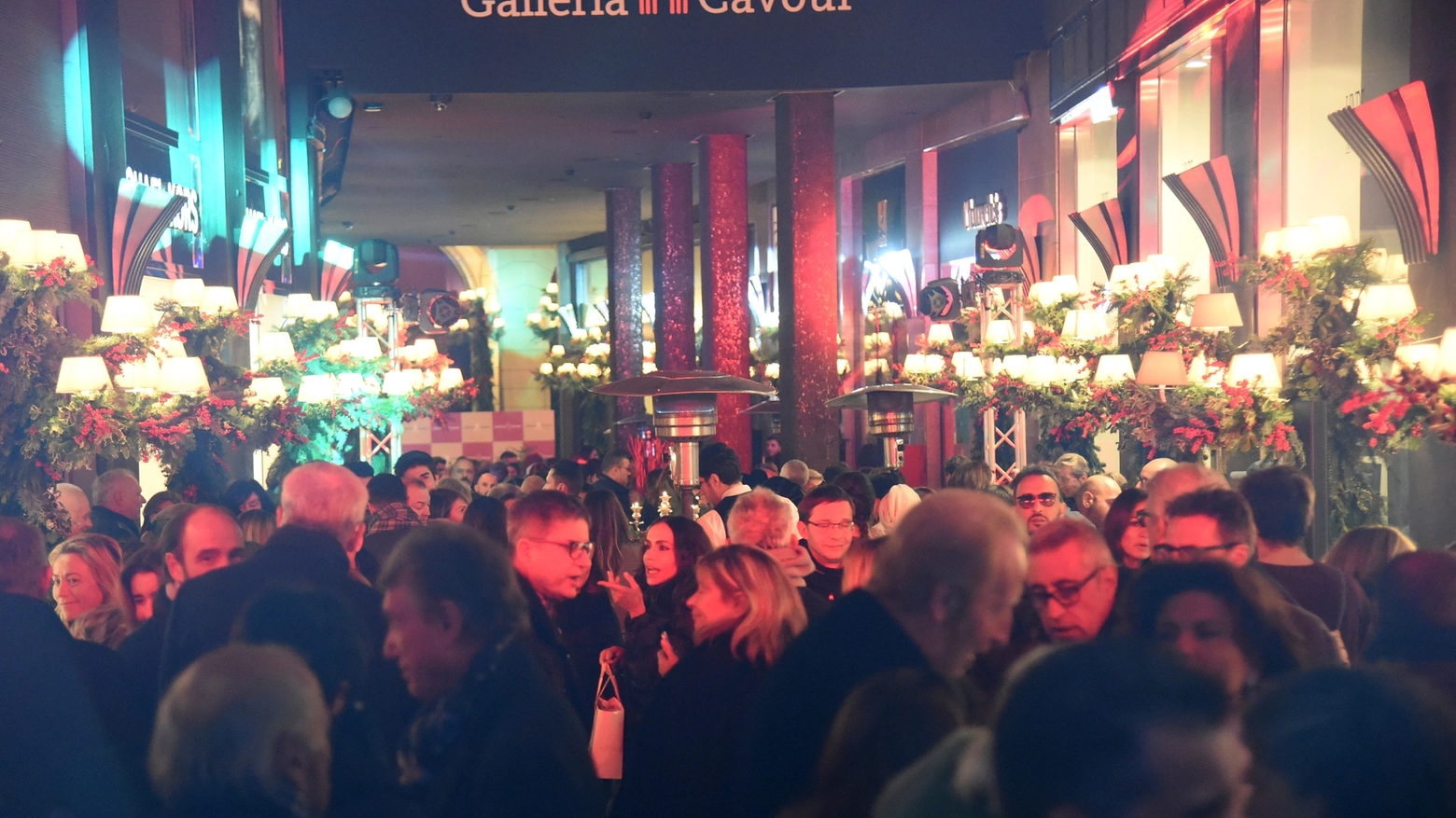 Bologna, in Galleria Cavour si accendono le luci del Natale 2017