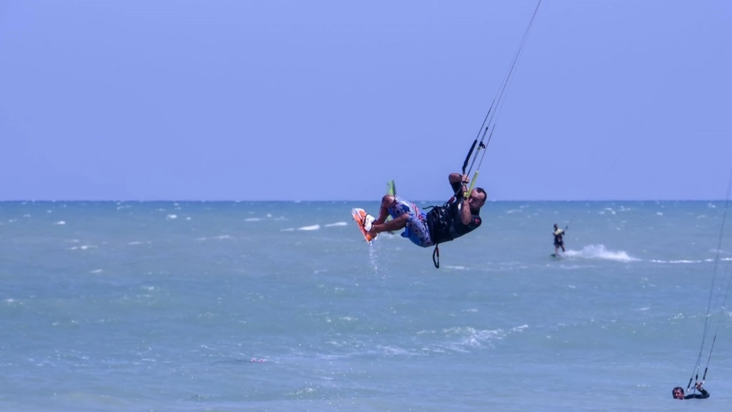 La spiaggia della Sentina è diventata un punto di riferimento per chi pratica il kitesurf